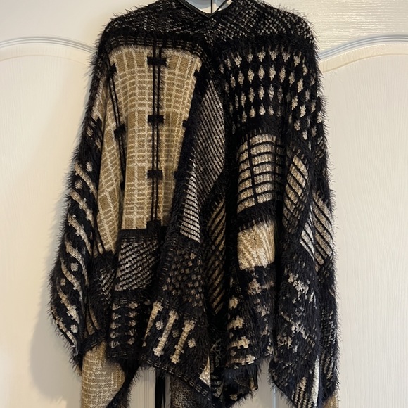 Woman’s Shawl - Picture 4 of 6